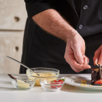 Kelsem Ricardo Rios Lima revela como viagens e gastronomia se transformam em pontes entre culturas, saberes e sabores.