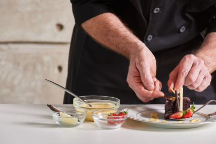 Kelsem Ricardo Rios Lima revela como viagens e gastronomia se transformam em pontes entre culturas, saberes e sabores.
