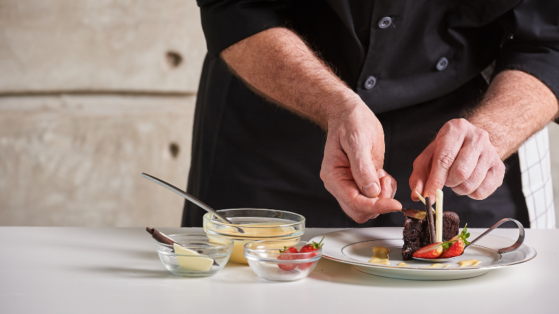 Kelsem Ricardo Rios Lima revela como viagens e gastronomia se transformam em pontes entre culturas, saberes e sabores.
