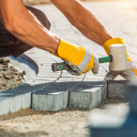 Na compactação no intertravado, Valderci Malagosini Machado destaca como o travamento correto do conjunto evita deslocamentos e aumenta a durabilidade do pavimento.