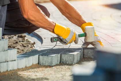 Na compactação no intertravado, Valderci Malagosini Machado destaca como o travamento correto do conjunto evita deslocamentos e aumenta a durabilidade do pavimento.