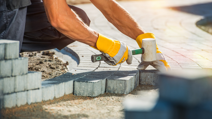 Na compactação no intertravado, Valderci Malagosini Machado destaca como o travamento correto do conjunto evita deslocamentos e aumenta a durabilidade do pavimento.