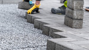 Entenda com Valderci Malagosini Machado como a compactação no intertravado é essencial para garantir o travamento real das peças e um acabamento firme e seguro.