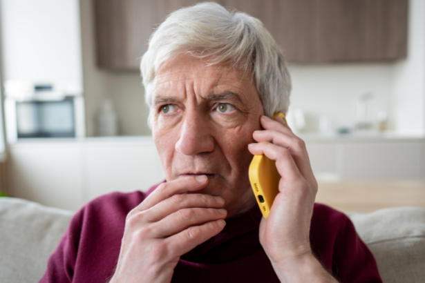 Entenda os principais golpes contra idosos, como se proteger e onde buscar ajuda com o apoio do Sindnapi - Sindicato Nacional dos Aposentados, Pensionistas e Idosos.