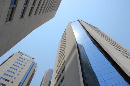 Edifícios modernos no horizonte de Assunção sob céu azul, representando o contexto urbano e econômico do Paraguai